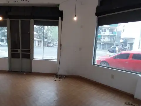 Local esquina triple vidriera 150m2 en 2 Plantas, todo rubro, Excel. estado