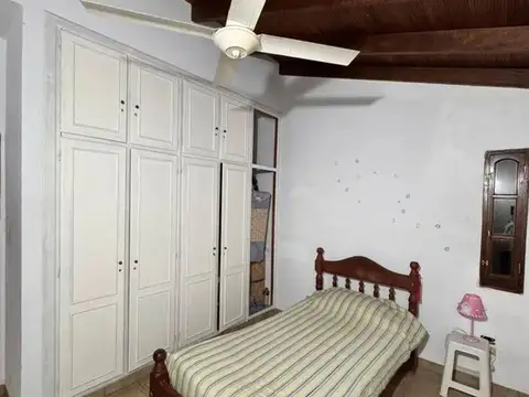 Casa 8 ambientes con 2 baños