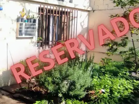 Casa con jardín al frente y cochera