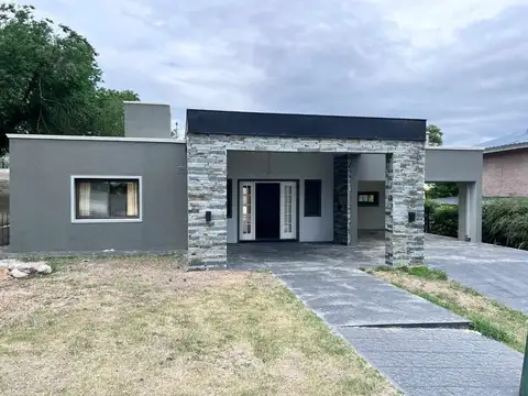 Casa 9 ambientes con 2 baños