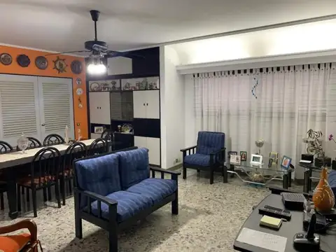 Casa Americana con garaje  en venta en Avellaneda