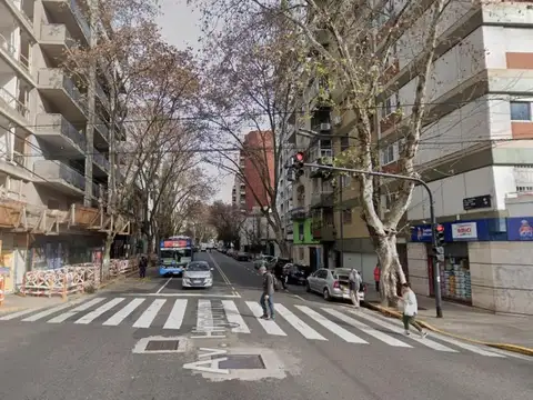 Avenida Hipólito Yrigoyen y Avenida Boedo