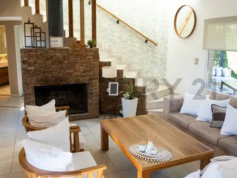 Casa en Venta con 4 cocheras
