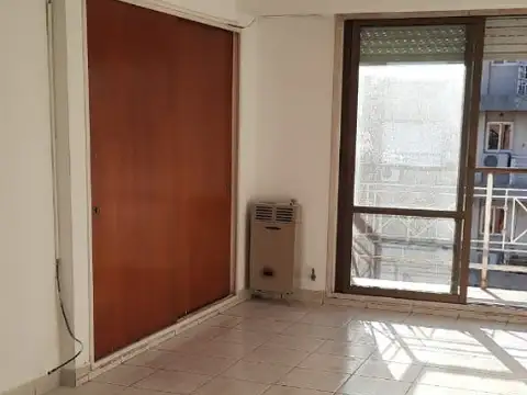 DEPARTAMENTO MONOAMBIENTE MUY AMPLIO AL FRENTE CON BALCÓN  a 50 METROS DE ESTACIÓN CASTELAR NORTE
