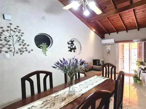 PH 4 ambientes en venta con garaje, jardín al frente y patio.  Florida Oeste