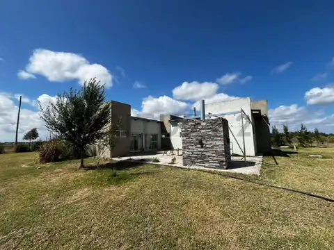 Casa 4 ambientes con 2 baños