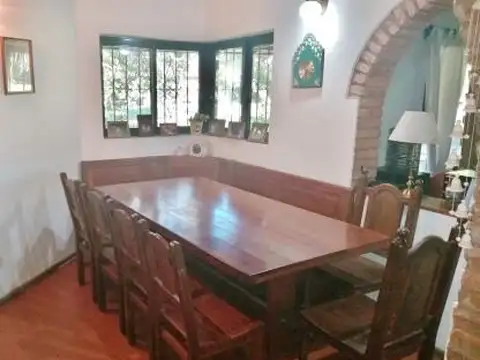 MAQUINISTA SAVIO,  BARRIO ACACIAS BLANCAS RESIDENCIAL, MUY BUEN CHALET. EN OPTIMO ESTADO