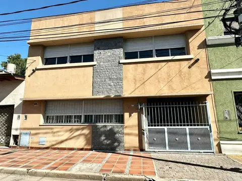 Casa en dos plantas en muy buen estado y ubicación.