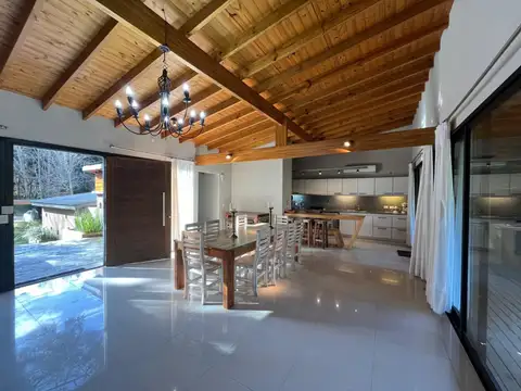 Casa 5 ambientes con 4 baños