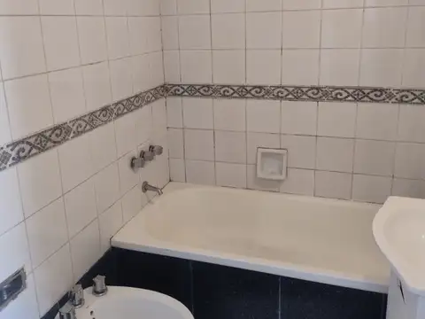 Alquiler con balcón al frente y vigilancia 24hs en tribunales