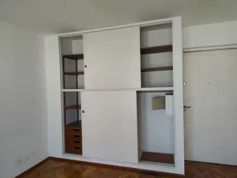 Alquiler con balcón al frente y vigilancia 24hs en tribunales