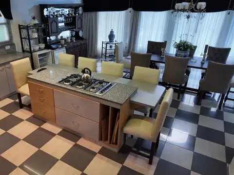 Casa 6 ambientes con 5 baños