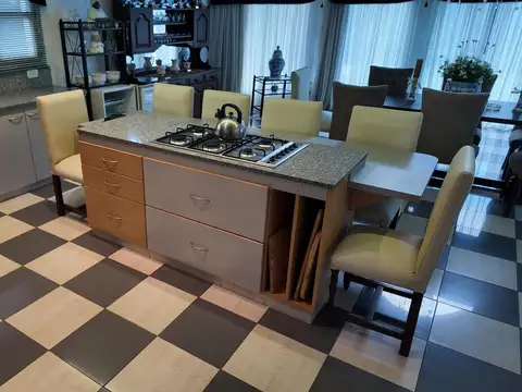 Casa en Alquiler con 2 cocheras