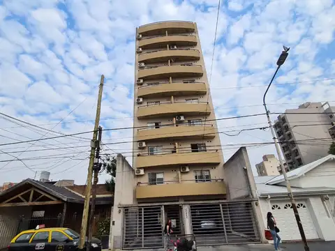 EN VENTA EN CASEROS MONOAMBIENTE EN 7MO PISO AL CONTRAFRENTE - FICHA 10199