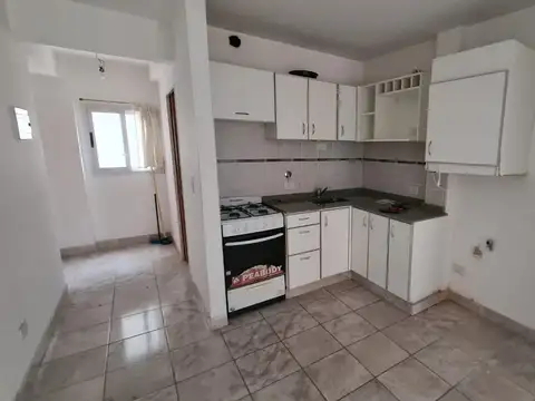 EN VENTA EN CASEROS MONOAMBIENTE EN 7MO PISO AL CONTRAFRENTE - FICHA 10199