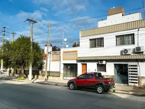 Casa 10 ambientes con 4 baños