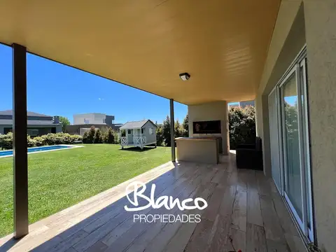 Casa 4 ambientes con 3 baños