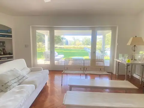 Casa en Alquiler con 2 cocheras