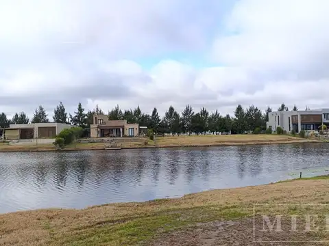 Lote a la laguna en venta en Naudir