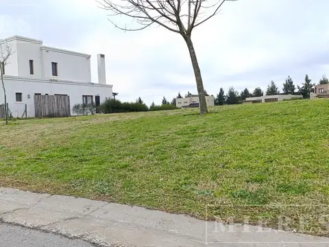 Lote a la laguna en venta en Naudir