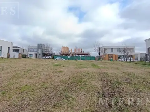 Lote a la laguna en venta en Naudir