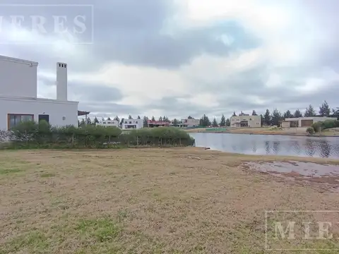 Lote a la laguna en venta en Naudir