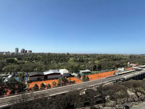 Panorámica vista al rio y  golf- Piso alto en venta- Balcón terraza