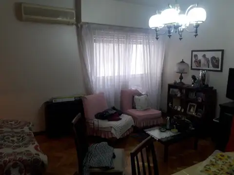 Cómodo 3 amb en buen estado en pleno centro. SE VENDE ALQUILADO C/CONTRATO VIGENTE