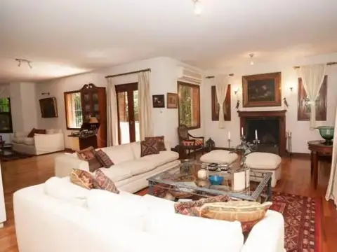 Casa 15 ambientes con 5 baños