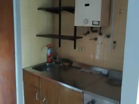 Monoambiente al fte. Anafe a gas. Muy luminoso. Vigilancia. CON RENTA hasta 30/11/2025