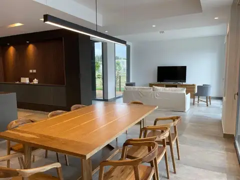 Casa en Alquiler con 4 cocheras