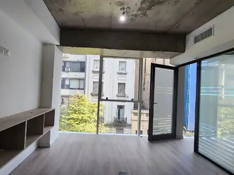 Oficina en Av. Córdoba esquina Uruguay 59m2  con piso impecable  