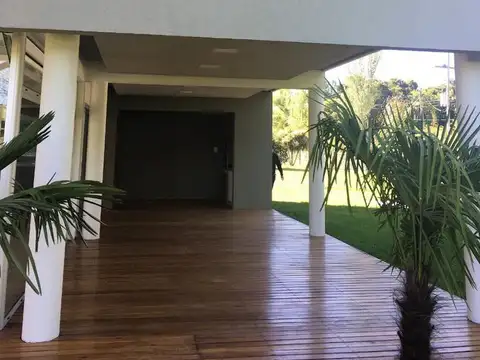 Casa en Venta en Countries y Barrios Cerrados en Berazategui, USD 430.000