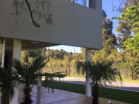 Casa 6 ambientes con 2 baños