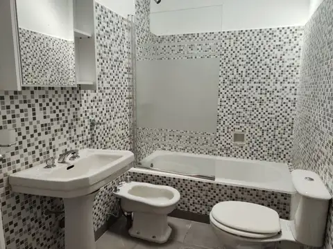 PH de 4 ambientes con balcón, patio y terraza