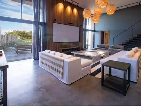 Casa 6 ambientes con 5 baños