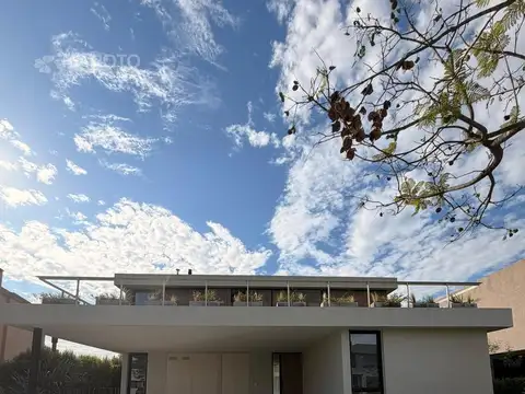 CASA EN AQUILER ANUAL EN BARRIO PUERTOS DEL LAGO