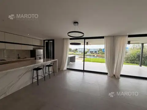 Casa 10 ambientes con 6 baños