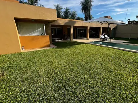 Casa en Venta en Paso De La Patria, USD 298.000