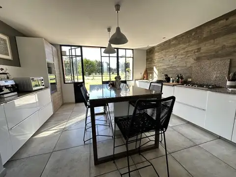 Casa 5 ambientes con 3 baños