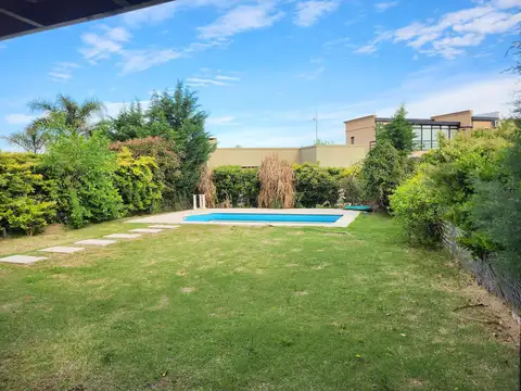 Casa 5 ambientes con 3 baños