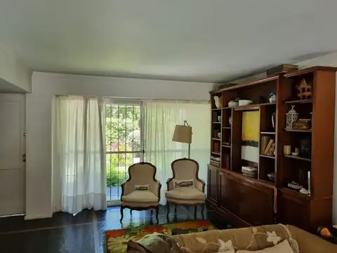 Casa 5 ambientes con 4 baños