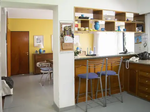 Casa de 5 ambientes con escritorio y cochera en venta en Martinez