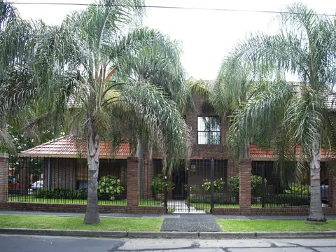 Casa de 5 ambientes con escritorio y cochera en venta en Martinez