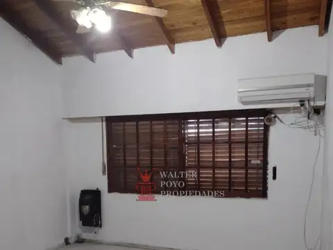 Venta chalet Quilmes, cuatro dorm., garaje, parrilla, jardin, dos baños.