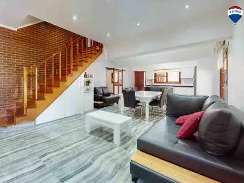 Casa en Venta con 2 cocheras