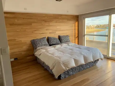 Casa 4 ambientes con 5 baños