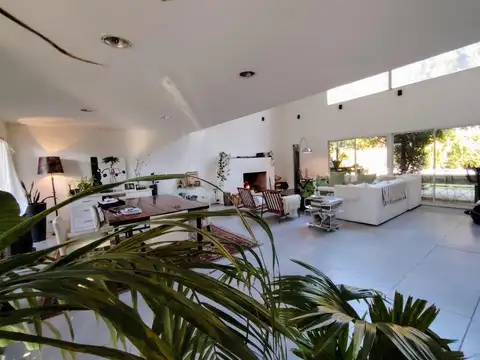 Casa en Venta con 2 cocheras