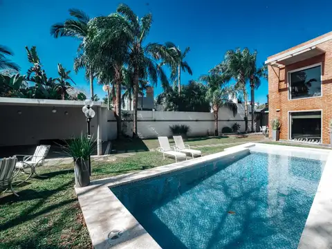 Casa en Venta con 4 cocheras