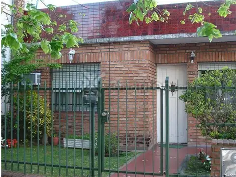 CASA DE TRES AMBIENTES CON PATIO Y JARDIN